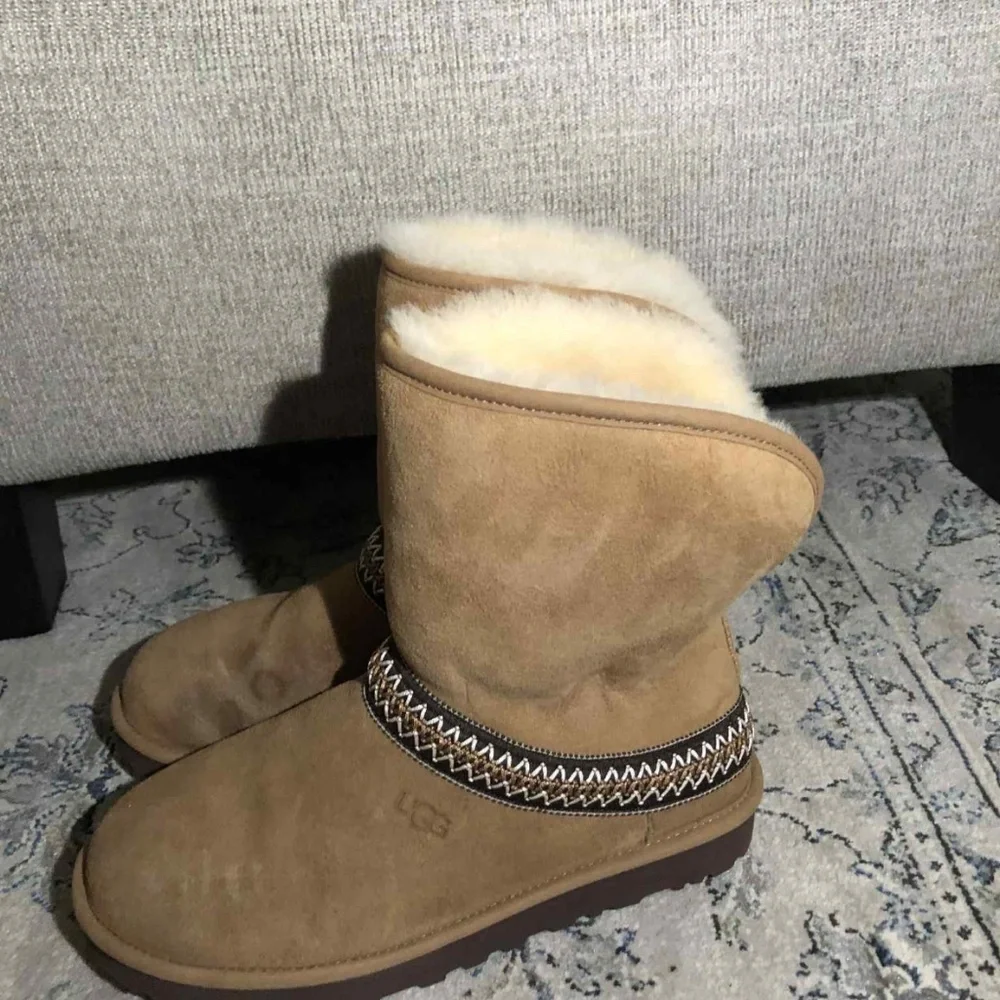 UGG Classic Short Crescent Chestnut